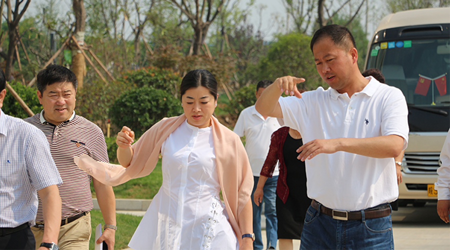 吉林萬通藥業董事長(cháng)潘首德(dé)、總裁潘葳莅臨安(ān)徽九洲方圓制藥有(yǒu)限公(gōng)司參觀交流